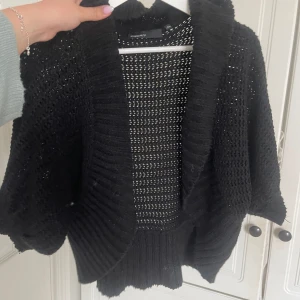 Trekvartsärmad stickad kofta - Trekvartsärmad stickad kofta i storlek 36/38 från Kappahl 