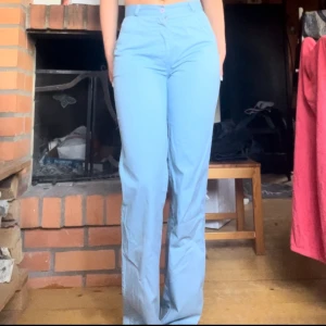 Blå byxor - Snygga högmidjade ”kostymbyxor”. Superfin form, långa i benen (jag är 180 och de räcker till fötterna) Ingen storlek, men skulle säga S /36.  En liten fläck som ej går bort, inget jag skulle säga märks om man inte vet att den är där!