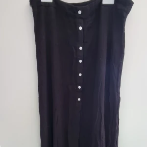 Långkjol - Säljer nu denna fina kjolen, jag har bara provat den men köpte fel storlek. 