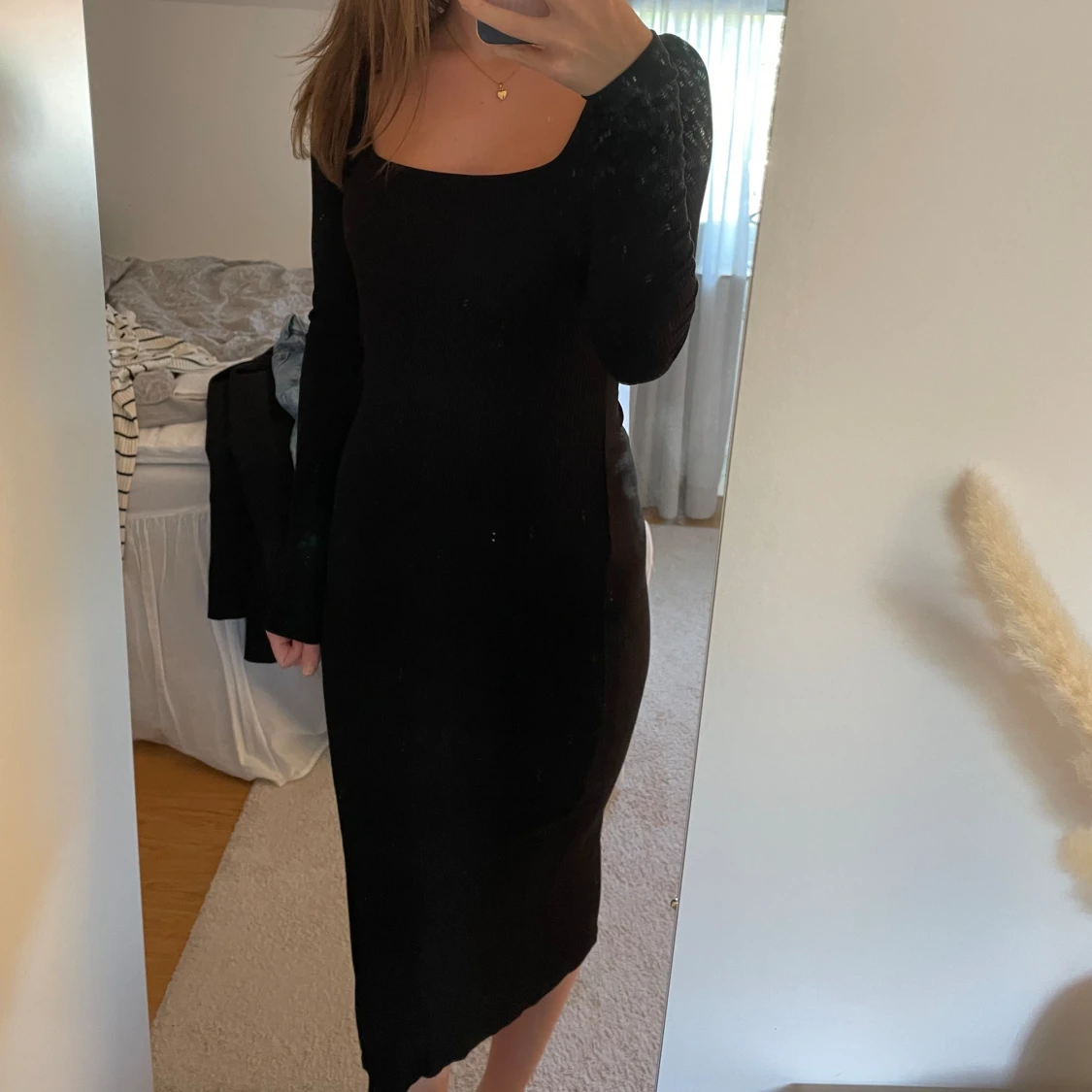 långärmad klänning med slits