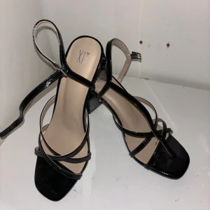 fina svarta klackskor!!! - Jag säljer nu mina superfina svarta klackskor för att de inte längre är min stil ! Dem är perfekta till sommaren om man vill se lite extra fin ut. De är använda ungefär 3 gånger men är fof i mycket fint skick! Priset kan diskuteras💕