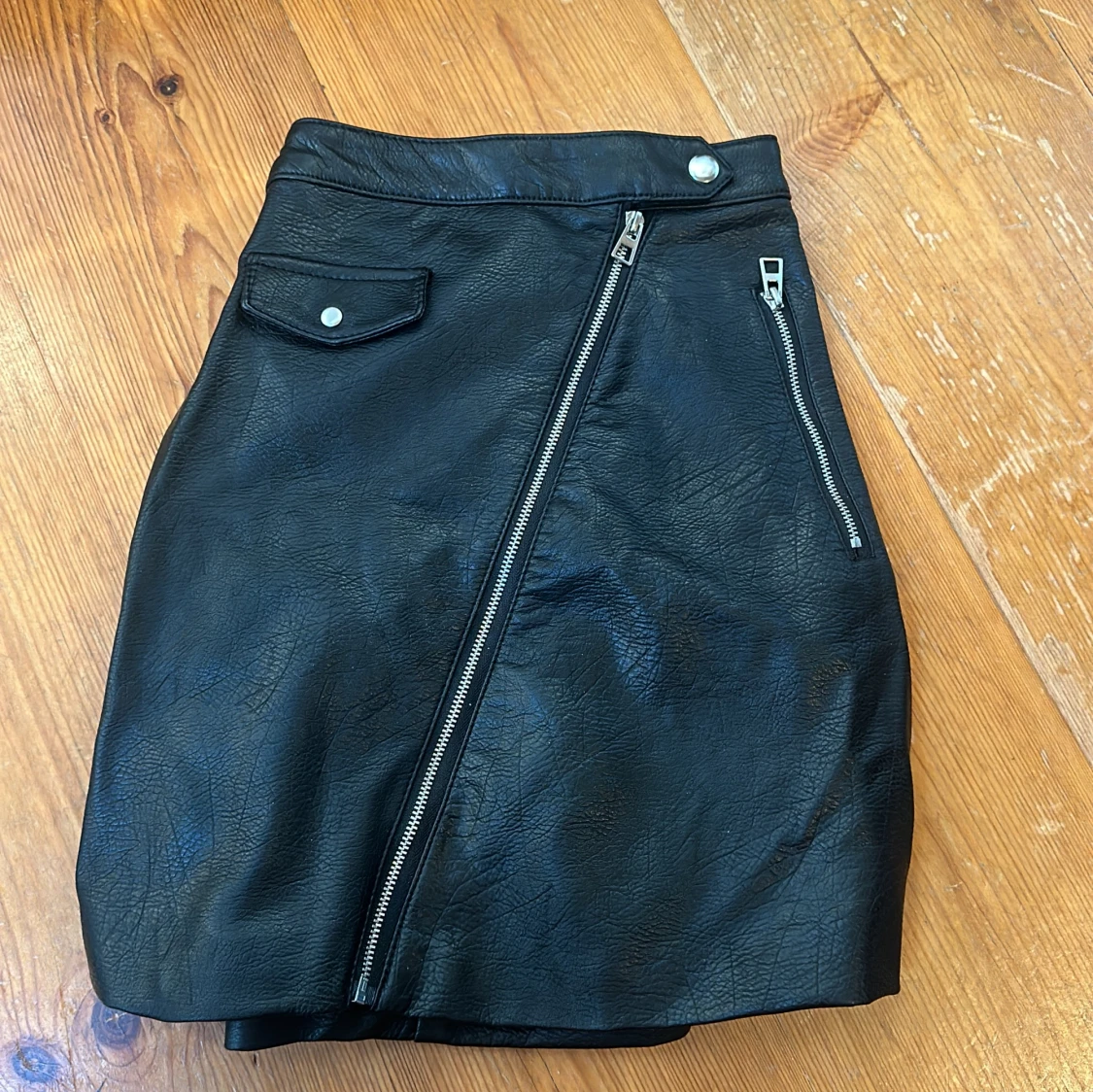 Skinnkjol/ läder kjom