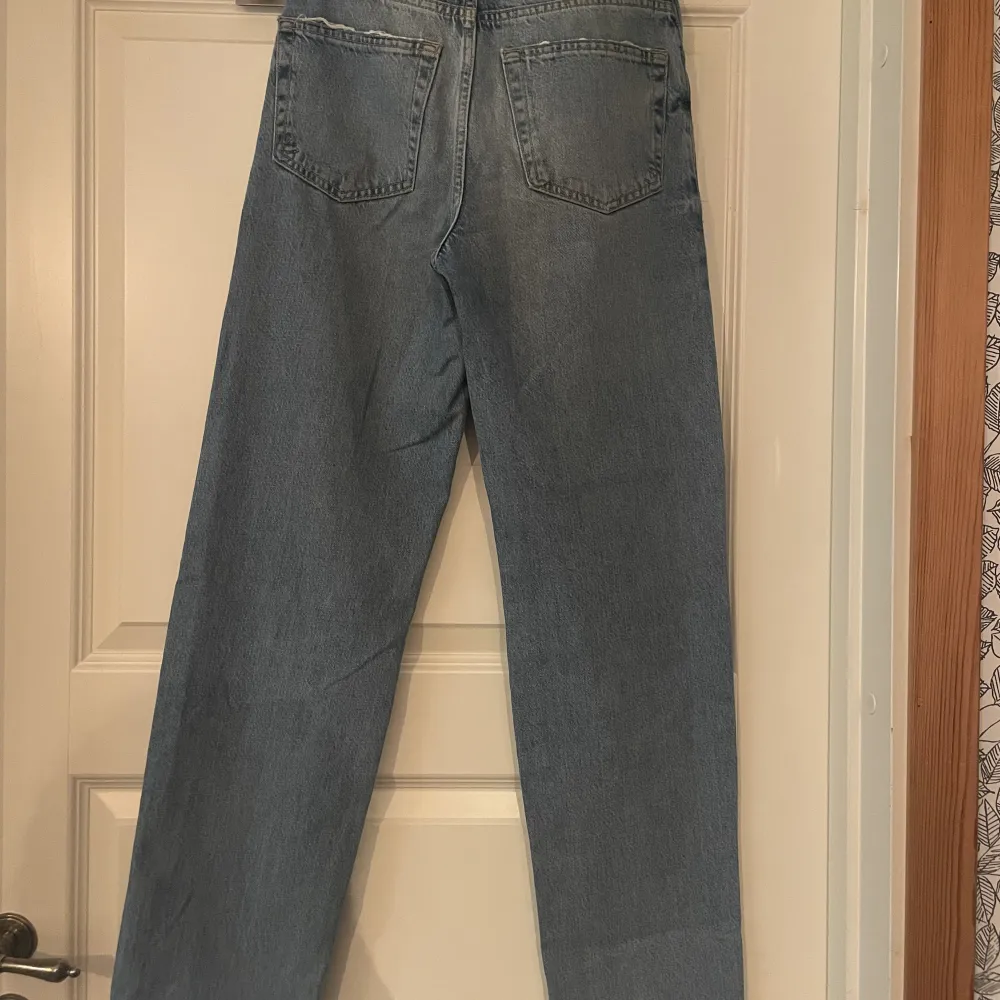 Mid waist blåa jeans, köptes för 599kr använda få gånger, inga defekter. Storlek: Waist 24 Length 32. Jeans & Byxor.