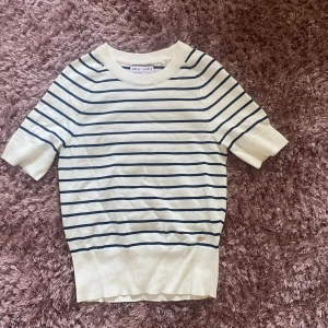 Randig T-shirt  - Snygg tröja från Lindex. Inte använd många gånger så den är som ny. Storlek XS.💕