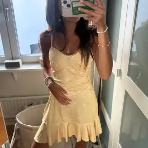 såå söt gul klänning till sommar 