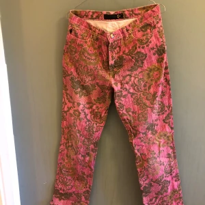 Just Cavalli mönstrade byxor jeans rosa guld - Superfina byxor/jeans från Just Cavalli i bomull. Superfina detaljer med guldsömmar. Uppskattad storlek: medium, midjemått: ca 80 cm. 