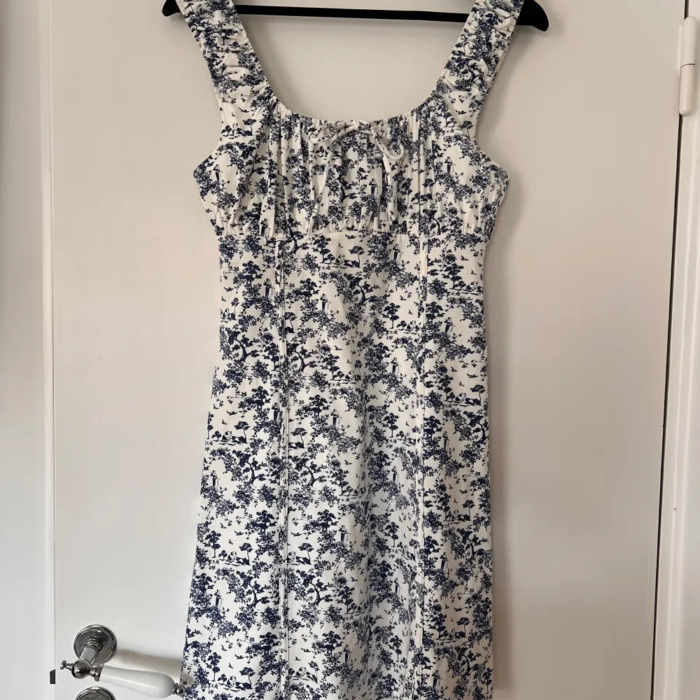 Brand new💙Blue and white floral bridgerton village print summer dress with ribbon from H&M Divided. Stretchy fabric. It doesn’t suit me well so it is brand new without tag.. Klänningar.