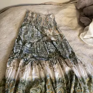 Köpte denna kjolen ifrån Marstrand för nån vecka sen! Den är lite för liten så den har ej kommit till användning, har använt ca 3 gånger☺️köpte för ca 550:)