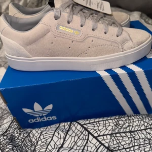 Helt nya Adidas skor - Oanvänd!