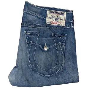 True Religion jeans Straight fit. W38. Har lagning (bild 3) [Ytterbenslängd 111cm] [Innerbenslängd 81cm] [Midja 50cm] [Benöppning 24cm]