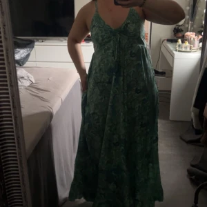 Spanien klänning  - Säljer denna faktastiska klänning då den inte kommer till någon användning ❤️