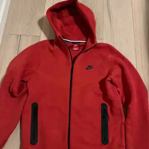 Helt ny röd Nike tech fleece (använd max två gånger) Originellt 