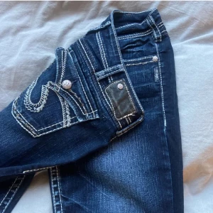 Y2k jeans - Jättefina jeans som liknar miss me jeansen. Sparsamt använda. Hör av dig vid fler bilder eller funderingar. Har i vanliga fall M i jeans . Midjemåttet 81 cm