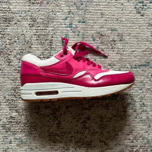 nike air max 1 vintage ’pink force’ 555284 104  i suveränt skick, bara använda någon enstaka gång 😊äkta! skorna lanserades 2012, skriv för mer info eller bilder!🥰
