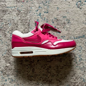 nike air max 1 - nike air max 1 vintage ’pink force’ 555284 104  i suveränt skick, bara använda någon enstaka gång 😊äkta! skorna lanserades 2012, skriv för mer info eller bilder!🥰