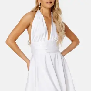 Säljer denna jättefina vita klänningen i satin som är perfekt till studenten från Bubbelroom. Den är helt ny och endast testad med prislapp på☀️