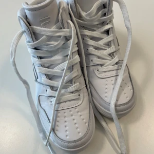 Fila höga sneakers - nyskick  - Mkt fint skick pga knappt använda då de tyvärr var för små för mig. Så observera att de är små i stl. Enda synliga skavanken är enstaka smutsfläck på ena skosnöret.