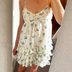 Söt klänning - Så gullig klänning från Ralph Lauren💞 Köpt på sellpy men i perfekt skick utan defekter! Banden går att reglera💓Storlek 26!