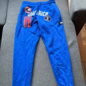 Hoodrich byxor - Hoodrich pacific byxor  Som helt nya men har en liten röd fläk på ena baksidan av benet   Storlek S