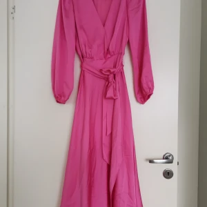 ForeverNew omlottklänning i silke - Helt ny omlottklänning i silke från ForeverNew. Klänning är medellång i stark rosa färg, passar till både vardag och fester.