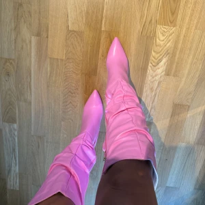 NY Rosa höga boots strl 39 - Helt ny i förpackningen bara testade för bilden, strl 39. Superfina på! 