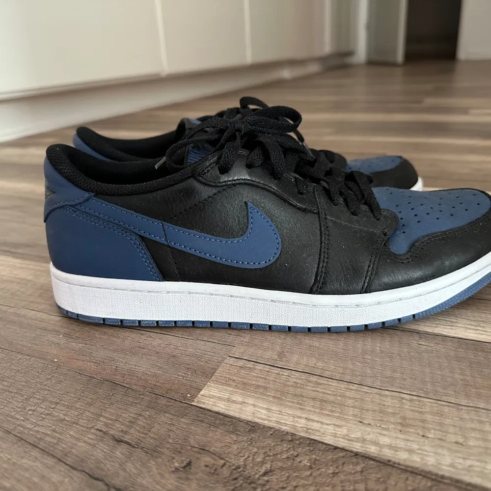 Säljer nu mina Air Jordan 1 Low. Använda 2-3 gånger.  lådan finns ej då jag slängde den.. Skor.