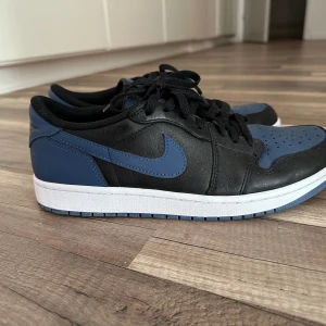 Air Jordan 1 Retro Low OG Mystic Navy - Säljer nu mina Air Jordan 1 Low. Använda 2-3 gånger.  lådan finns ej då jag slängde den.