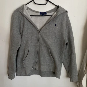 Polo zip  - Storlek xs använd kanske 10 gånger bra skick och tvättad 5 gånger. Ny kåstar 1250 Och sjuk snygg till sommar kvällar  Sänker priset vid snappt köp 