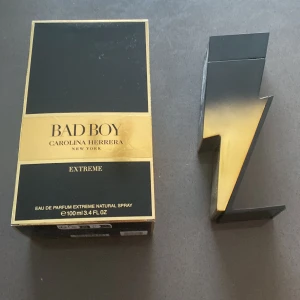 Carolina Herrera BadBoy extreme - Säljer en helt oanvänd 100ml Carolina herrera badboy extreme som jag köpte i vintras. 