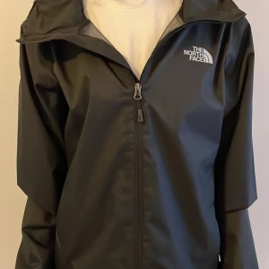 North Face Regn jacka - Tjena. Säljer denna north face jacka då den inte kommer till användning. Köpte jackan på zalando för 1295kr. Har dessutom kvitto och samma paketering som den kom med. Skicket är 10/10 som ny. Med frågor eller funderingar så är det bara att fråga på👍