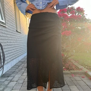 Långkjol med spets  - En långkjol i spets med slits nertill. Aldrig använd. 