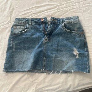 Jeanskjol - Jeanskjol som är köpt förra sommaren. Använd ett fåtal gånger, men i jättebra skick. Säljer pga att den är för liten