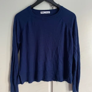 Långärmad tröja från Zara - Blå långärmad tröja perfekt för sommaren💙