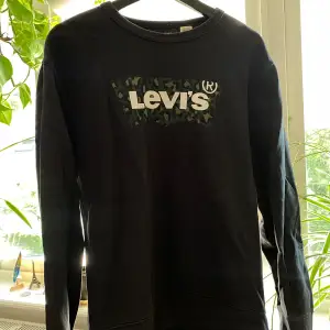 Säljer min gamla tröja från Levis då jag ej använder den längre, bra skick! Hör gärna av dig 