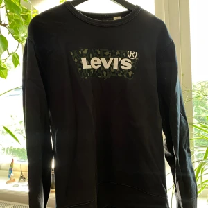 Levis Tröja  - Säljer min gamla tröja från Levis då jag ej använder den längre, bra skick! Hör gärna av dig 