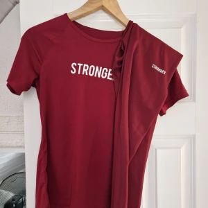 Strongerset - Träningsset från stronger i fint skick. Tröjan nästan aldrig använd, byxorna likaså. 