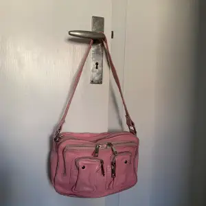 En jättefin rosa väska från Nunoo. Knappt använd 🩷