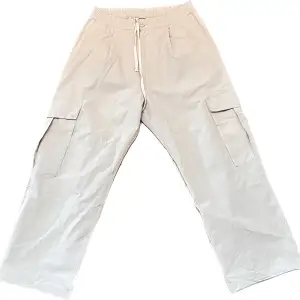 Säljer nu mina feta baggy cargos från Sweet Sktbs då jag ångrade mitt köp. Paret är endast använda 1 gång och därmed i princip i nyskick. Storlek L och färgen är Off-white! Nypris är 900kr, mitt pris: 500kr. DM för mer frågor! 🔥🛹