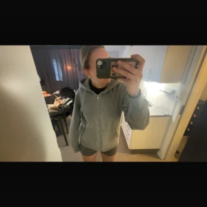 Grå zip hoodie - Jättefin grå zip som inte längre kommer till användning längre, tröjan är lång och vet inte riktigt vilken storlek men skulle säga M/L. Tröjan är i mycket fint skick!