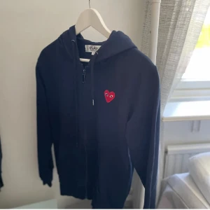 Cdg zip hoodie - Riktig snygg cdg zip hoodie i väldigt bra skicka. Skick DM för mer bilder eller vid frågor