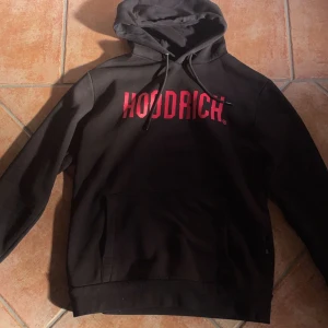 Hoodrich hoodie - Hoodrich hoddie. Knappst använd pga det inte riktigt är min stil längre. Pris kan diskuteras 