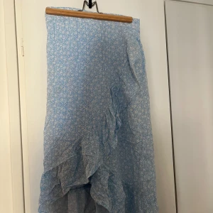 Omlottkjol  - Omlottkjol köpt på Ullared i gott skick! Köpt på Ullared men märket ”SRN HLT”