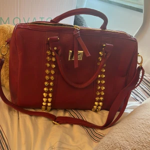 Väska  - Röd nit väska  