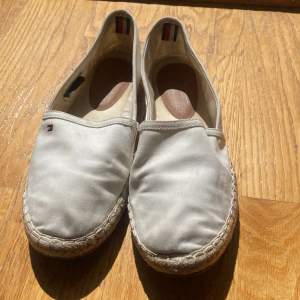 Ett par vita espadrillos frn tommy hilfiger i stl 38