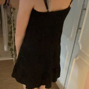 Svart klänning från Zara - Den är i stl XS, väldigt bra skick, endast använd få tal gånger, från Zara, den är alldeles för kort för mig och jag är 161cm, man kan ta av banden och använda som kjol också om man inte gillar klänningar💓