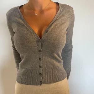 Grå kofta - Ljusgrå långärmad v-neck kofta från hm. Såå fin:) 