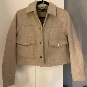 Vårjacka - Fin vårjacka från Zara. Använd några få gånger. Inga fula märken eller fläckar💕