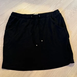 Kjol från Filippa K - Bra skick, nästan oanvänd.