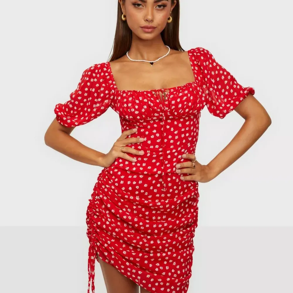 Säljer min älskade Palermo dress från adoore då jag inte använder den. Klänningen är i ett jätte fint skick och är bara använd max 5 gånger❤️ nypris 1400kr men kan tänka mig att sälja för 850. Mekot.