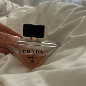 prada parfym - säljer min prada parfym som är halvt använd!💘90 ml flaska💘💘